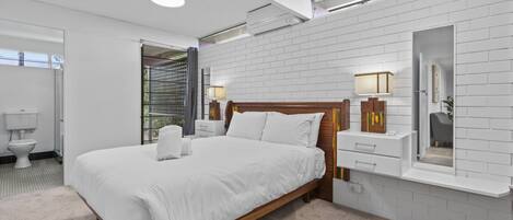 Fer et planche à repasser, accès Internet, draps fournis