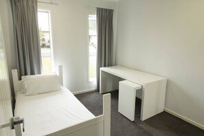 4 bedrooms, desk, iron/ironing board, Internet - Spacious 4-Bed House in Leafy Plainland (Plainland)