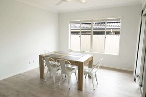 Dining - Spacious 4-Bed House in Leafy Plainland (Plainland)