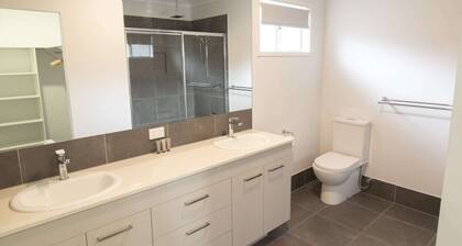 Spacious 4-Bed House in Leafy Plainland