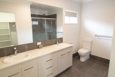 Spacious 4-Bed House in Leafy Plainland