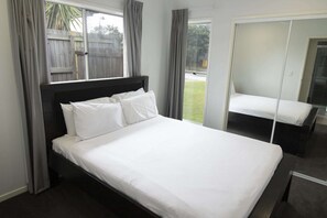 Desk, iron/ironing board, Internet, bed sheets - Spacious 4-Bed House in Leafy Plainland (Plainland)