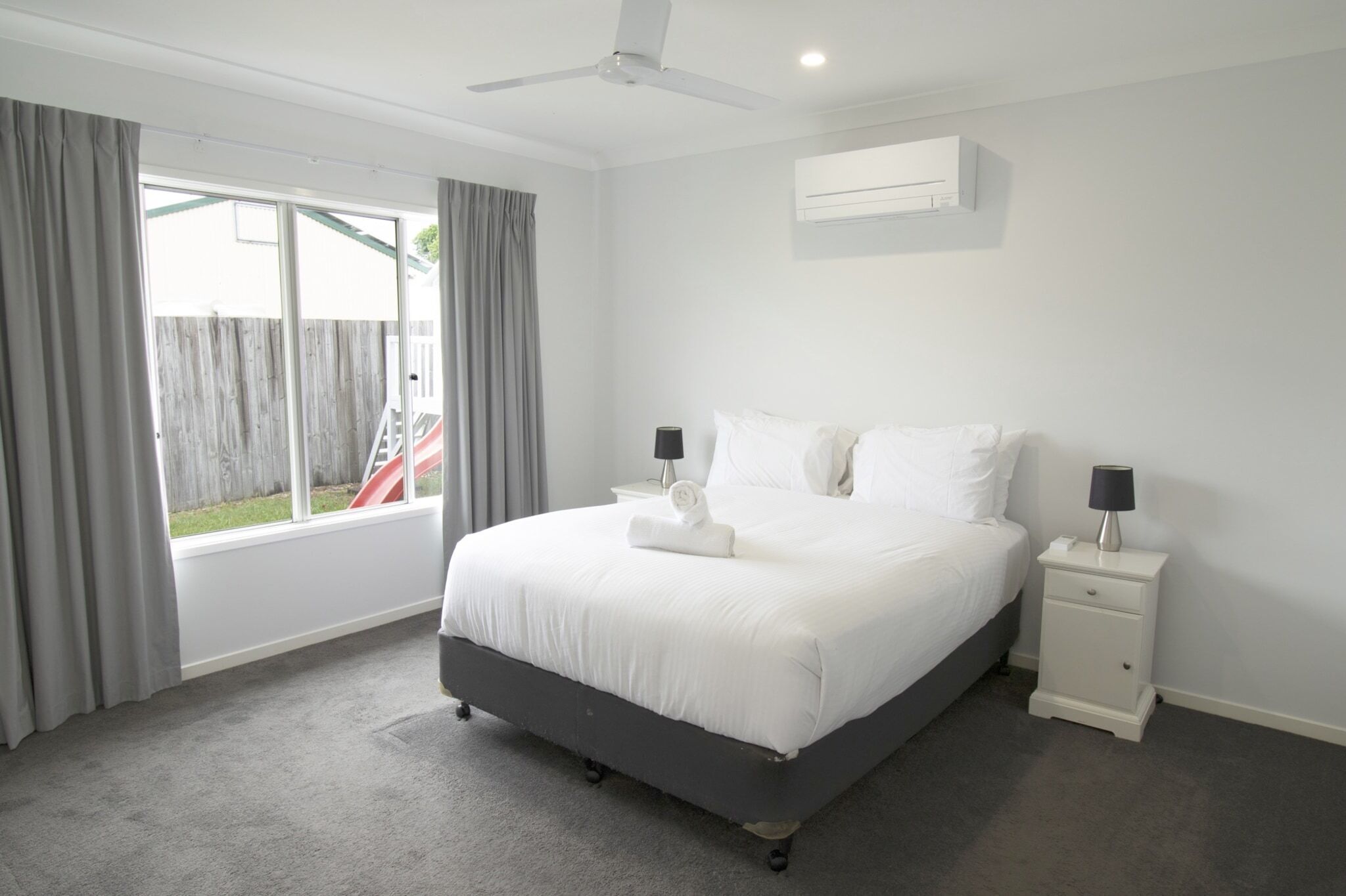 Bureau, fer et planche à repasser, accès Internet, draps fournis