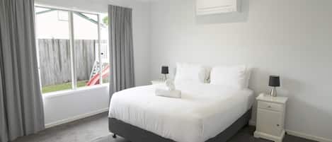 Bureau, fer et planche à repasser, accès Internet, draps fournis