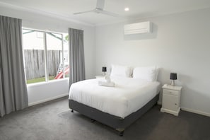 4 bedrooms, desk, iron/ironing board, Internet - Spacious 4-Bed House in Leafy Plainland (Plainland)