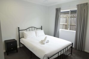 4 chambres, bureau, fer et planche à repasser, accès Internet