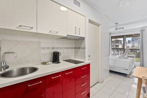Kühlschrank, Mikrowelle, Herdplatte, Wasserkocher mit Kaffee-/Teezubehör