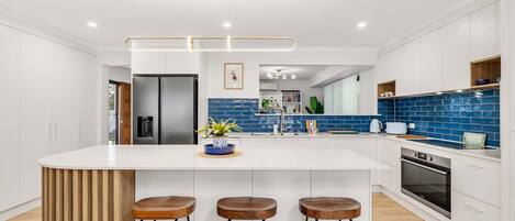 Kjøleskap, mikrobølgeovn, ovn og kokeplater