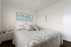 2 bedrooms, internet, bed sheets - Relaxing Getaway Steps Beach with Pool (Torquay)