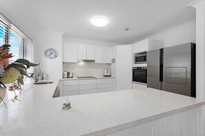 Fridge, microwave, oven, stovetop - Relaxing Getaway Steps Beach with Pool (Torquay)