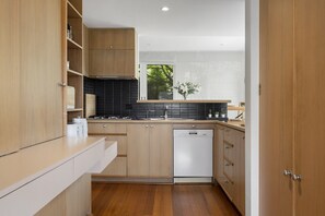 Een koelkast, een magnetron, een oven, een kookplaat