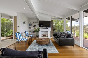 Smart TV, fireplace - Light-Filled House Near Beaches and Cafés (Mount Martha)