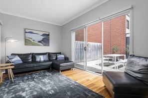 Smart TV - Elegant 3-Bed Townhouse in Leafy Kensington (Kensington)