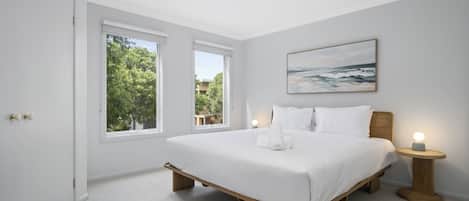 Tabla de planchar con plancha y ropa de cama