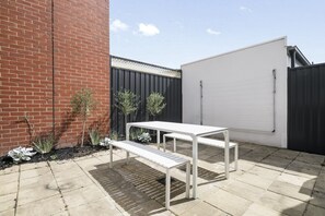 Outdoor dining - Elegant 3-Bed Townhouse in Leafy Kensington (Kensington)
