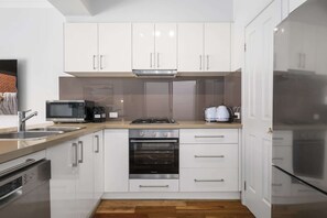 Fridge, microwave, oven, stovetop - Elegant 3-Bed Townhouse in Leafy Kensington (Kensington)