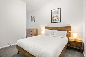 2 bedrooms, iron/ironing board, Internet, bed sheets - Peaceful 2-Bed Apartment with Gym & Pool (West Melbourne)