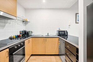 Fridge, microwave, oven, stovetop - Peaceful 2-Bed Apartment with Gym & Pool (West Melbourne)