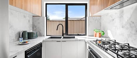 Refrigerador, microondas, horno y parrilla de estufa