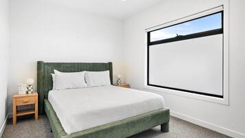 3 bedrooms, internet, bed sheets
