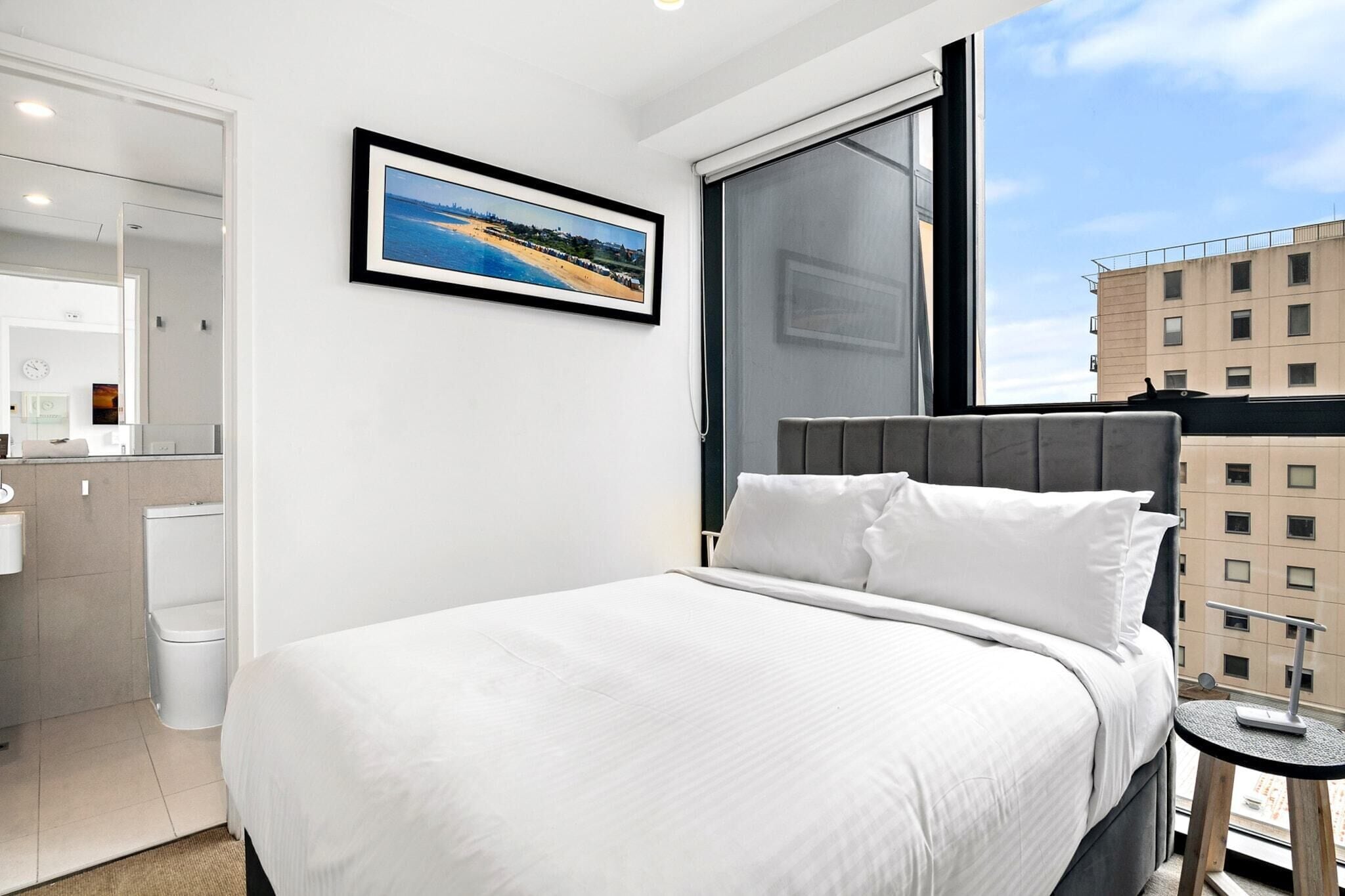 مكواة/لوح كي وخدمة الإنترنت وملاءات أسرّة