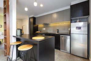 Fridge, microwave, oven, stovetop - Spacious 1-Bed Townhouse in Norlane (Norlane)
