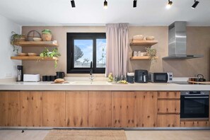 Fridge, microwave, oven, stovetop - Pamboo TerraVine House by Nomads (Paphos)