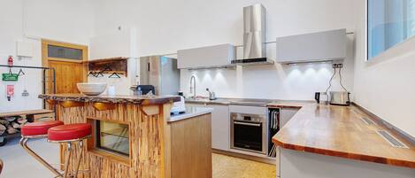 Fridge, oven, stovetop, dishwasher