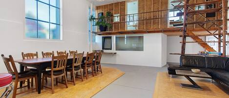 المنشأة من الداخل