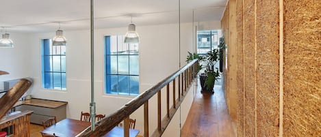 المنشأة من الداخل