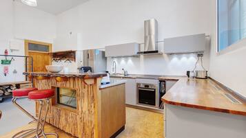 Fridge, oven, stovetop, dishwasher