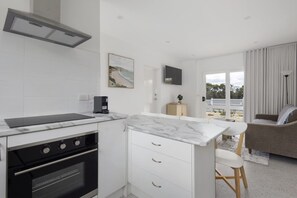Fridge, microwave, oven, stovetop - Peaceful 2-Bed Apartment in Coastal McCrae (McCrae)