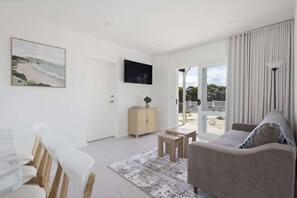 Smart TV, fireplace - Peaceful 2-Bed Apartment in Coastal McCrae (McCrae)
