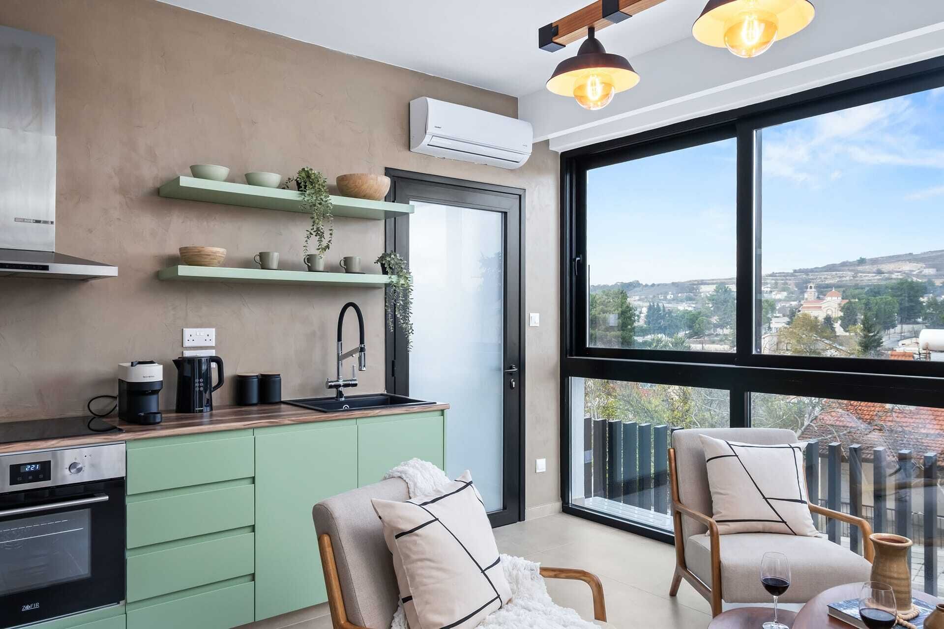 Kjøleskap, ovn, kokeplater og kaffetrakter/tekoker