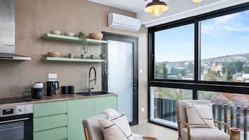 Kjøleskap, ovn, kokeplater og kaffetrakter/tekoker