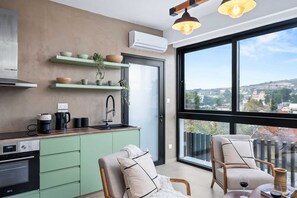 Réfrigérateur, un four, surface de cuisson, cafetiÚre-théiÚre