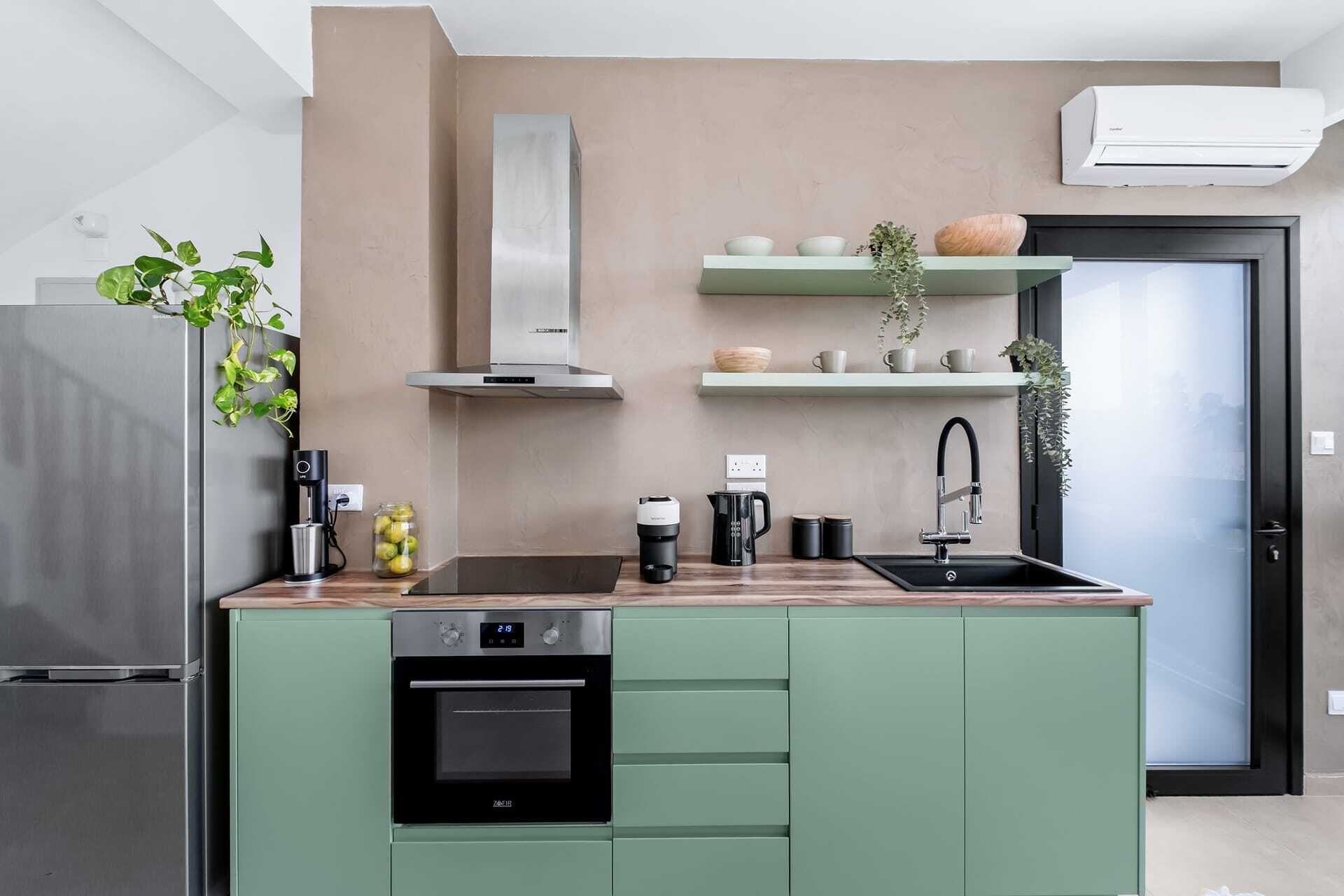 Fridge, oven, stovetop, coffee/tea maker