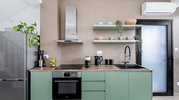 Fridge, oven, stovetop, coffee/tea maker