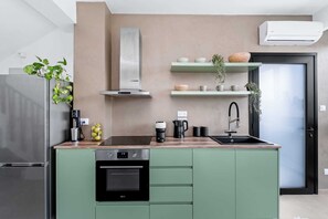 Frigorifero, forno, piano cottura, macchina per tè/caffè