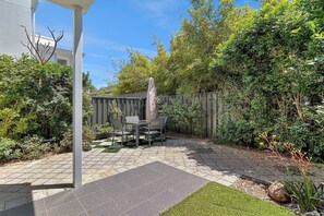 Outdoor dining - Peaceful 1-Bed Unit in Leafy Yokine (Yokine)