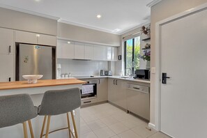Fridge, microwave, oven, stovetop - Peaceful 1-Bed Unit in Leafy Yokine (Yokine)