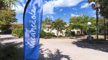 A blue flag with the text "Vacanze proposte" in white.