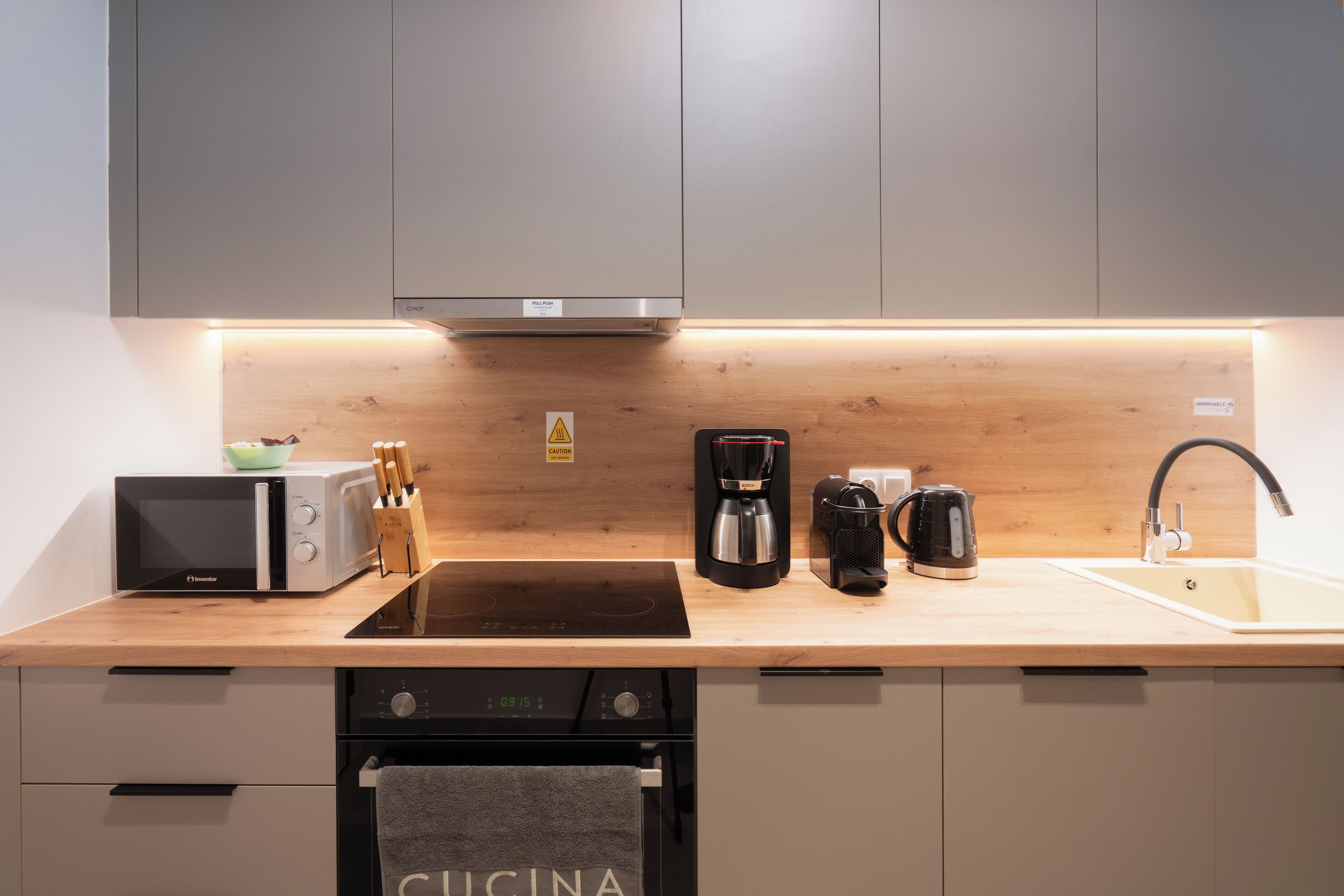 Deluxe Apartment, Kitchen | Private kitchen | Fridge, microwave, oven, stovetop