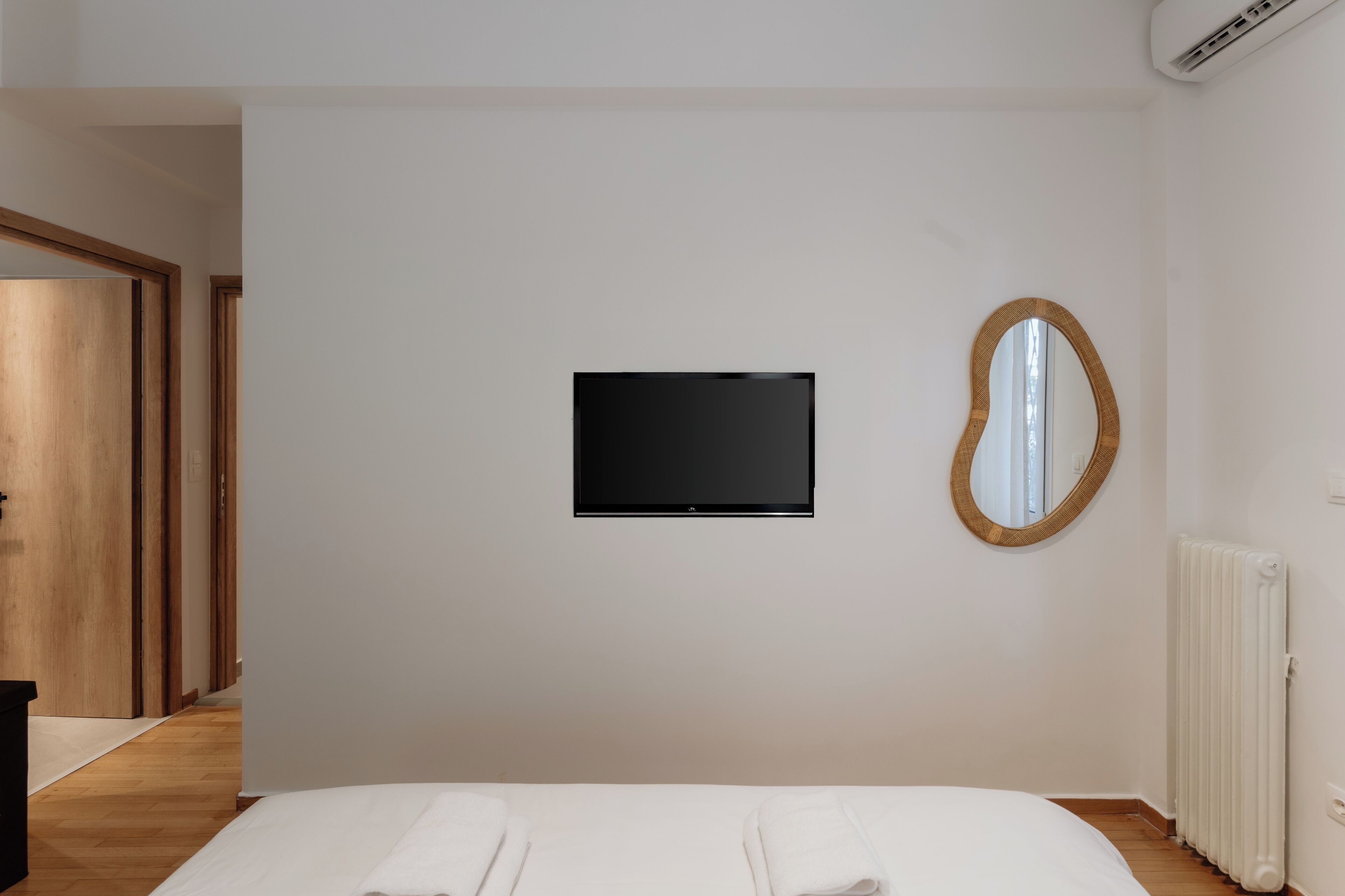 Deluxe Apartment, Kitchen | In-room safe, individually decorated, individually furnished, desk