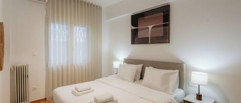 Deluxe Apartment, Kitchen | In-room safe, individually decorated, individually furnished, desk