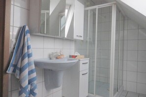 Shower, hair dryer - Holiday apartment with 2 bedrooms (Dornumersiel)