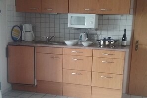 Kühlschrank, Mikrowelle, Herdplatte, Wasserkocher mit Kaffee-/Teezubehör