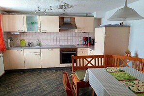 Fridge, microwave, oven, stovetop - Holiday apartment with 2 bedrooms (Klingenthal)
