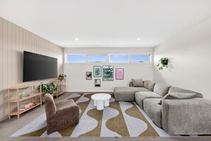 TV, lareira, escritórios