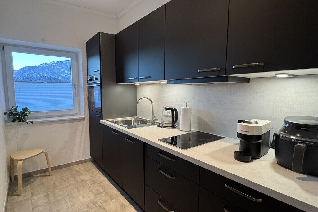 Kjøleskap, ovn, kokeplater og oppvaskmaskin